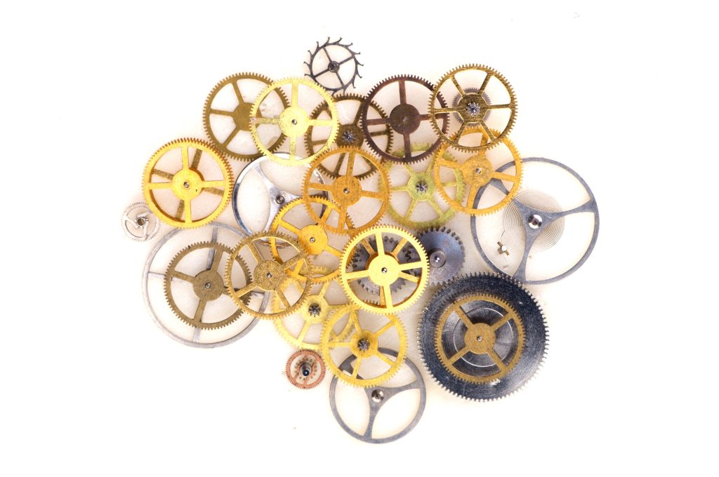 Tandwielen die elkaar in beweging zetten. Visualisatie van klachten aan arm nek en schouder die zich verder uitbreiden. RSI fase 2.